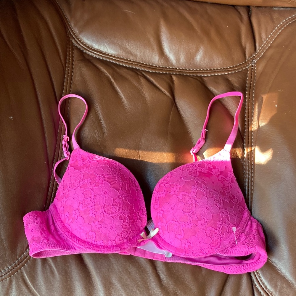 Xhilaration women’s 34 a pink lace bra with light padding and push-up.